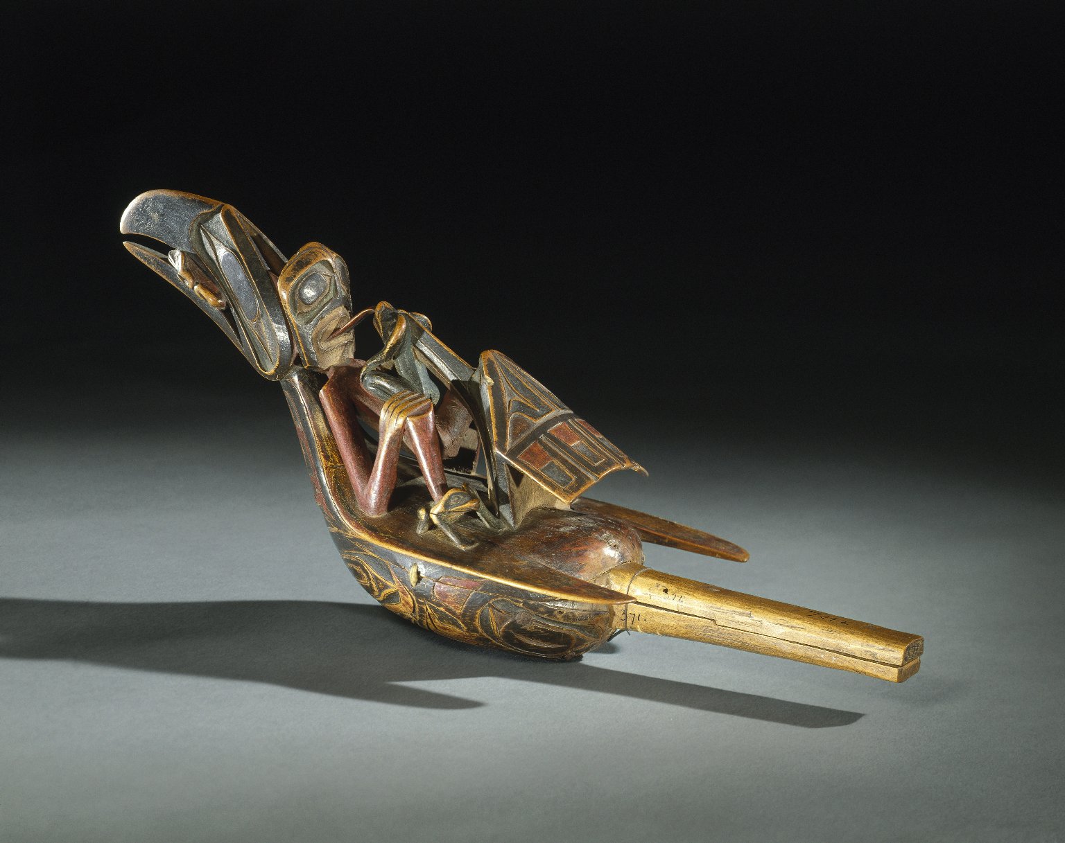 Nordamerikansk ravne-rasle, 1905 (Brooklyn Museum). Ceremonielt tilbehør blandt flere indfødte folk, for hvem ravnen har spillet en kosmologisk hovedrolle